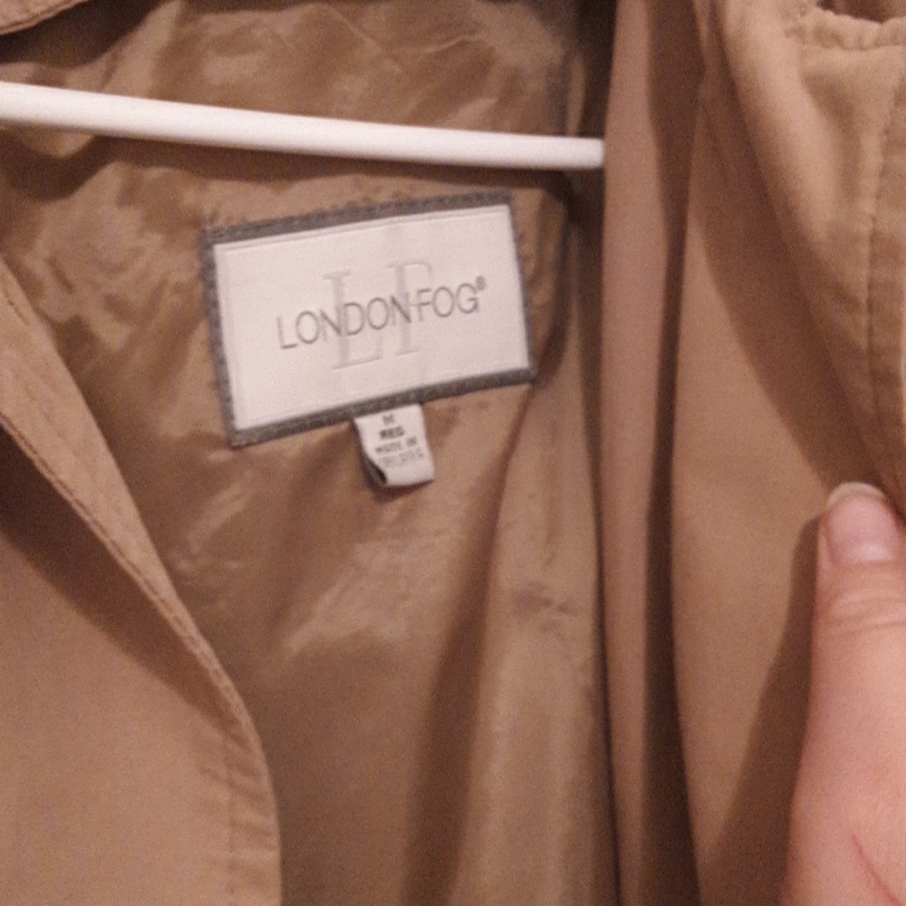 Vintage London Fog trenchcoat with shoulder pads🧥